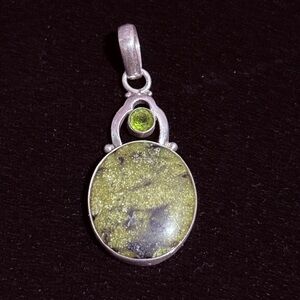 Signed RD 925 Sterling Silver Serpentine & Peridot Pendant Multi Stone Green